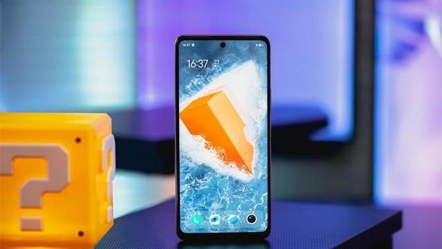 iqoo|LCD党传来好消息，80W闪充+64MP三摄+耳机孔，iQOO再次爆发了