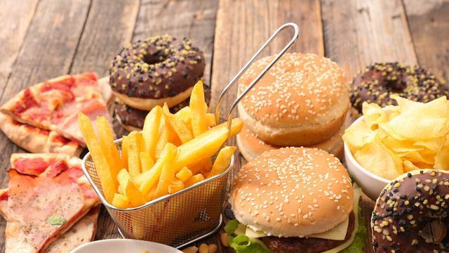 血糖|17岁女生血糖29、血脂20，血液呈粉色，垃圾食品饮料最害人