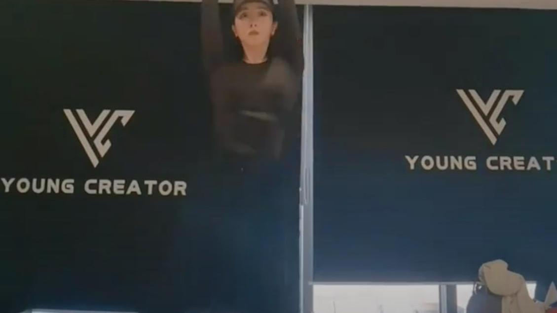 李思思|主持人李思思当妈不偷懒，跳舞健身秀小蛮腰，7岁儿子在旁看入迷