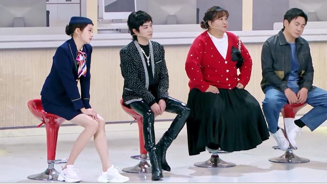 霍思燕|关晓彤穿空姐服，一双大长腿太显眼，和张小斐同款坐姿更显迷人