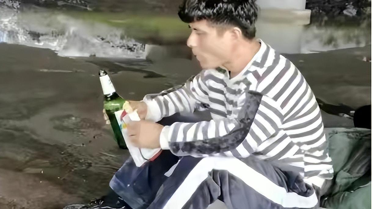 摆摊|歌手刘晓东近况显落魄，负债百万睡桥洞底，街头摆摊叫卖无人搭理