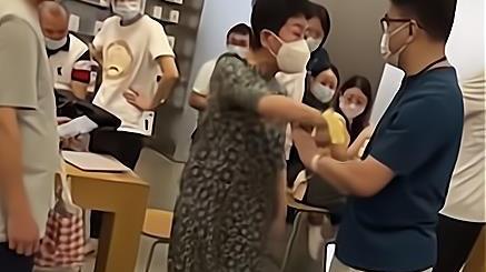 深圳市|深圳：因系统老化不能更新，孙子无法上网课，老奶奶店内怒砸平板