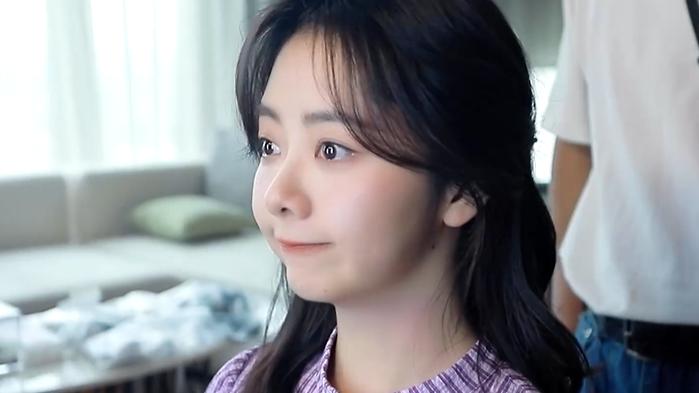 谭松韵|谭松韵32岁生日花絮，无滤镜又美又自然，自己化妆、卷头发没架子