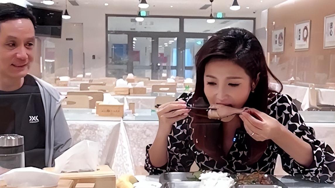 春妮|春妮曝光人艺员工食堂！大口啃鸡腿没架子，一旁冯远征全程盯着看