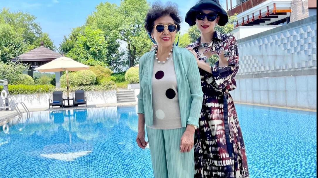 穿衣搭配 上了年纪的女人，要少穿老年装，显气色更重要，82岁阿婆亲身示范