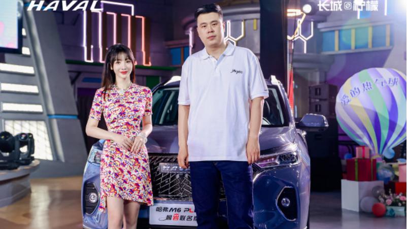 柳岩|柳岩的魅力不比年轻人差，人到中年还能挑战这么艳的花裙，真抢眼