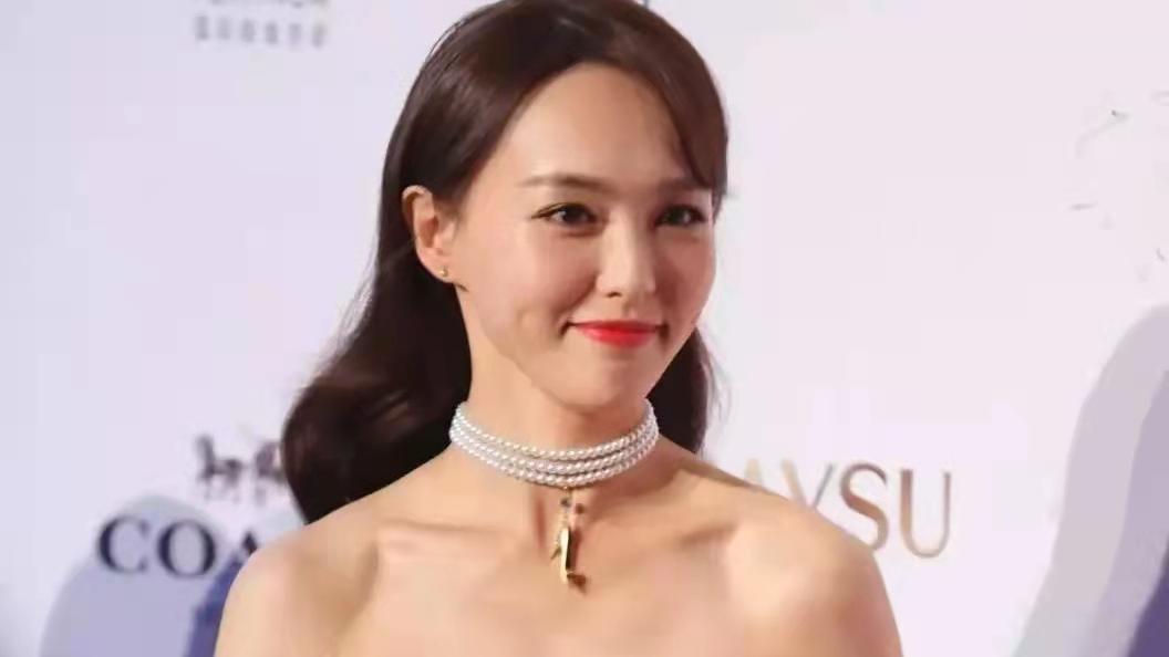 唐嫣|唐嫣穿露肩长裙亮相，造型华丽妆容淡雅，身形太美惹争议