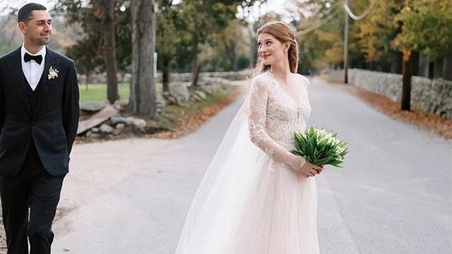 詹妮弗|比尔·盖茨带19岁女儿吃晚餐，富豪大肚腩醒目，“离婚后没人管”