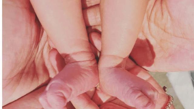 王彦霖|王彦霖发文宣布当爸喜讯，分享宝宝小脚丫照，老婆宣布是女儿