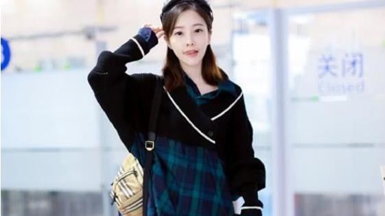 |“小蜜蜂”的5厘米牛仔裤，再现吐舌女神冯提莫，网友：真可爱！