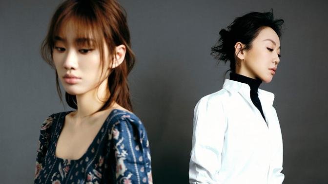 闫妮|闫妮罕见携女拍大片，24岁女儿彻底放开秀身材，母女俩五官似烙饼