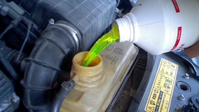 防冻液不同的颜色，可以混加吗