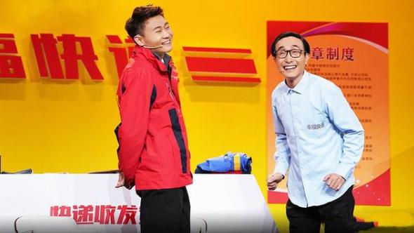 巩汉林|巩汉林带儿子春晚小品彩排被拍！身形清瘦一头黑发，现场互侃搞笑