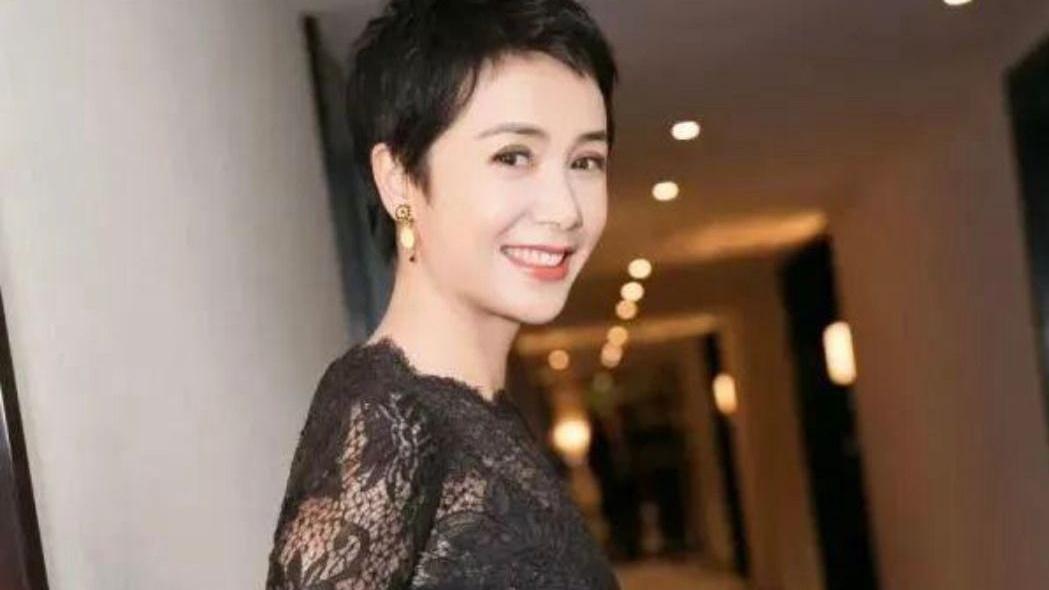 发型|50岁女人想甩掉“大妈感”，尽量避开这4种发型，显老又没气质