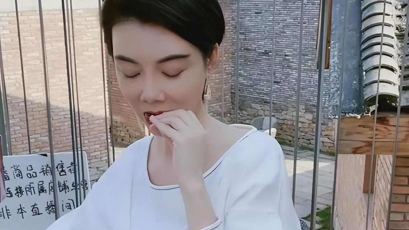 车晓|车晓直播带货被网友骂哭：演员直播带货不敬业，像小孩子过家家