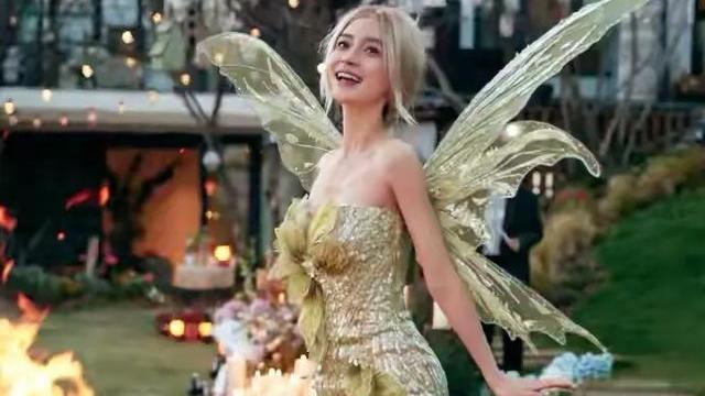 Angelababy|杨颖生日宴太唯美，五彩灯光背景似梦幻国度，像丛林精灵一样！