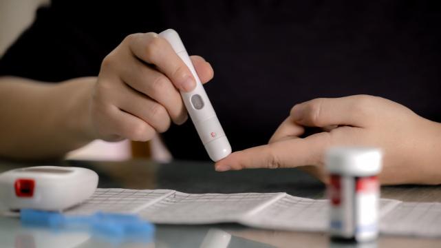 酒精肝|血糖高不高，看看睡觉时的5个表现或许有答案，做好3事帮助降血糖