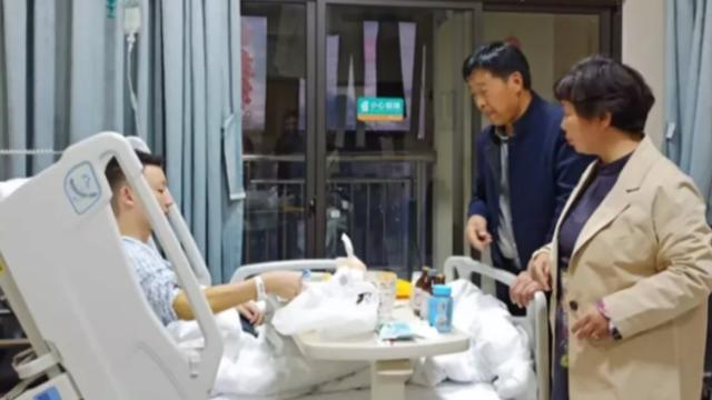 |李律抵达兰考，杜新枝、堂嫂派人阻拦，田静发文暗指乌云遮不住的播报文章