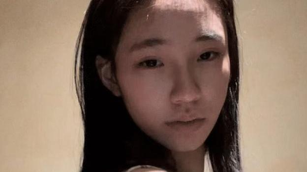 小S|小S的二女儿深夜晒出近照，打扮清纯可人，大眼睛灵动可人