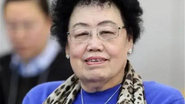 迟重瑞|?迟重瑞太饿想吃口菜填肚子，陈丽华儿子：忘了我妈给你定的家规了