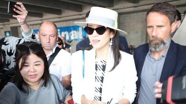 章子怡|章子怡跟奶茶店店员合影，皮肤黄没素人白，但戴口罩还这么漂亮