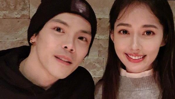 向佐|向佐疑似出轨，带短发美女回郭碧婷婚房，向太回应：两人是谈工作