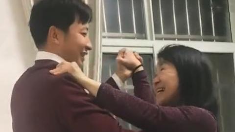 帕丁顿熊|46岁余秀华和90后杨槠策爬山，情不自禁亲吻对方，男方表情很嫌弃