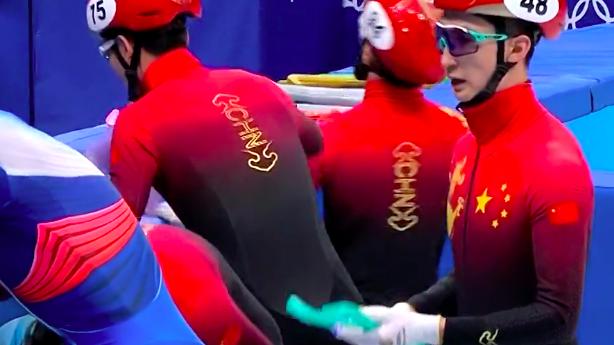 韩国队|武大靖难掩失落！中国失误摔倒无缘奖牌，韩国摘银教练紧张到跳起