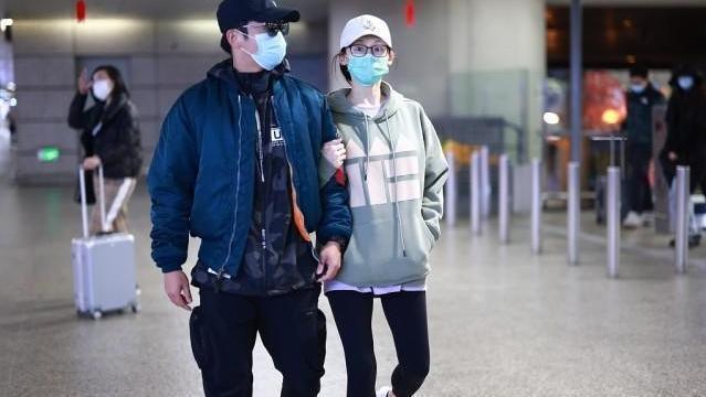 时尚搭配|郑恺一家三口走机场，苗苗直接穿打底裤出门，露着脚腕也不知道冷