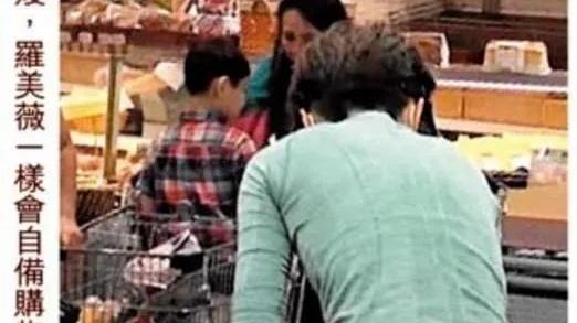 罗美薇|张学友51岁老婆罗美薇超市被拍下近照，网友：难怪歌神这麽爱她