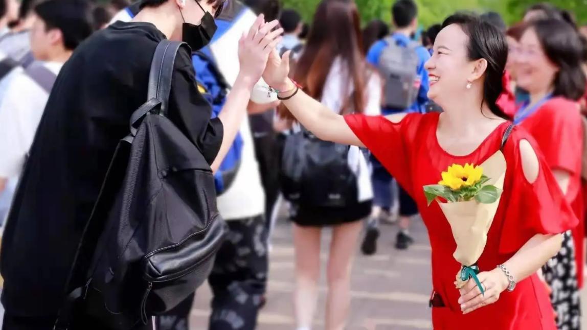 hr|大专学历仍被歧视？HR网上回复内容粗俗，后续处理令人解气