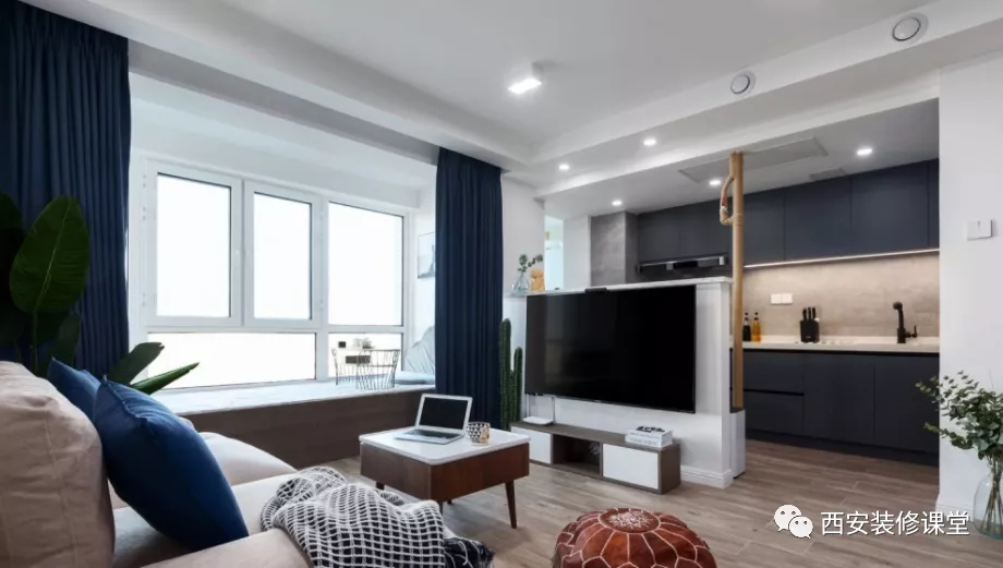 电视墙砸墙或者玻璃，放大空间