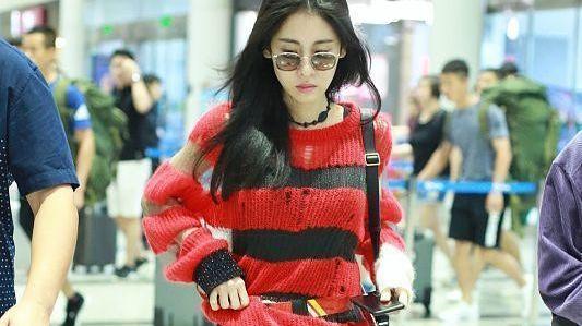 张碧晨|张碧晨的穿着略显老气，虽然露脐装秀出了小蛮腰，但不咋显嫩