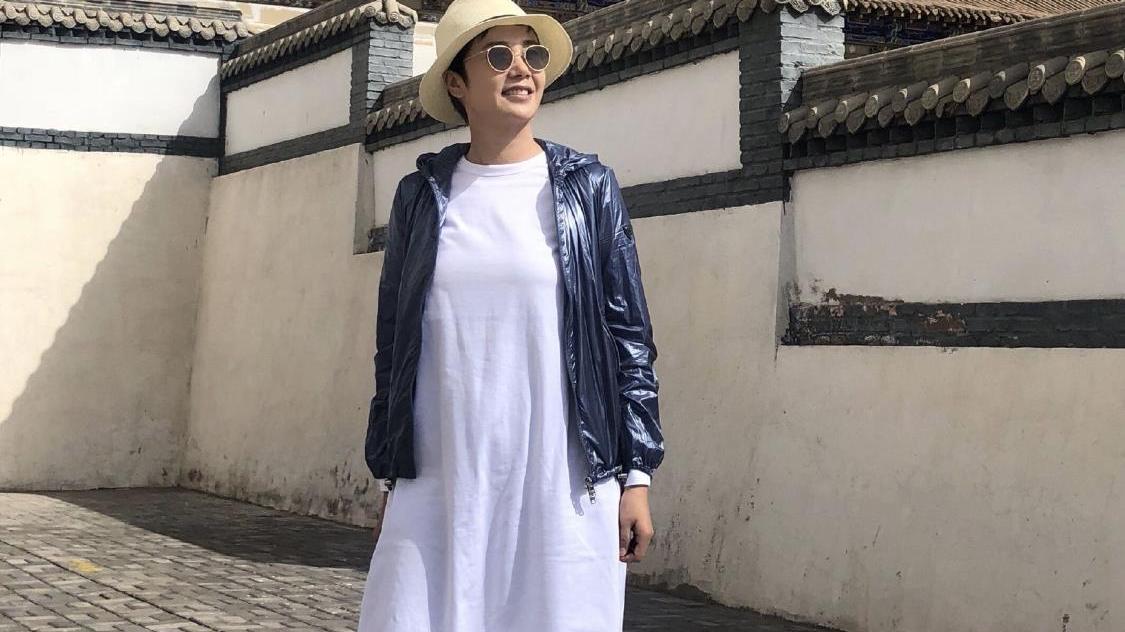 蒋雯丽|蒋雯丽夫妻合体现身，穿风衣彰显女性魅力，顾长卫有老干部气质