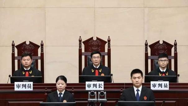 火锅|市值9个月下跌3200亿，昔日“火锅一哥”倒闭，老板变“老赖”？