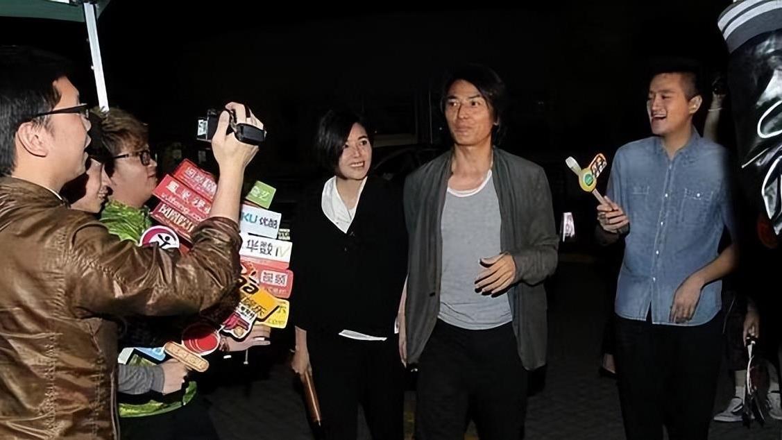 穿衣搭配|郑伊健夫妇好高调，蒙嘉慧剪情侣短发好知性，望夫眼超深情