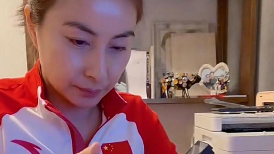 Vogue 郭晶晶真是阔太中的清流，穿国货帮儿子手工缝书包，针线活真不错
