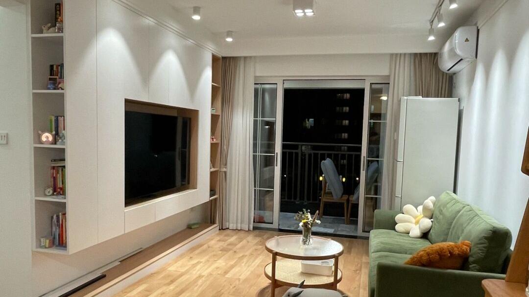 新房打扫干净准备入住，全屋铺贴木地板，电视墙打满柜子很实用！