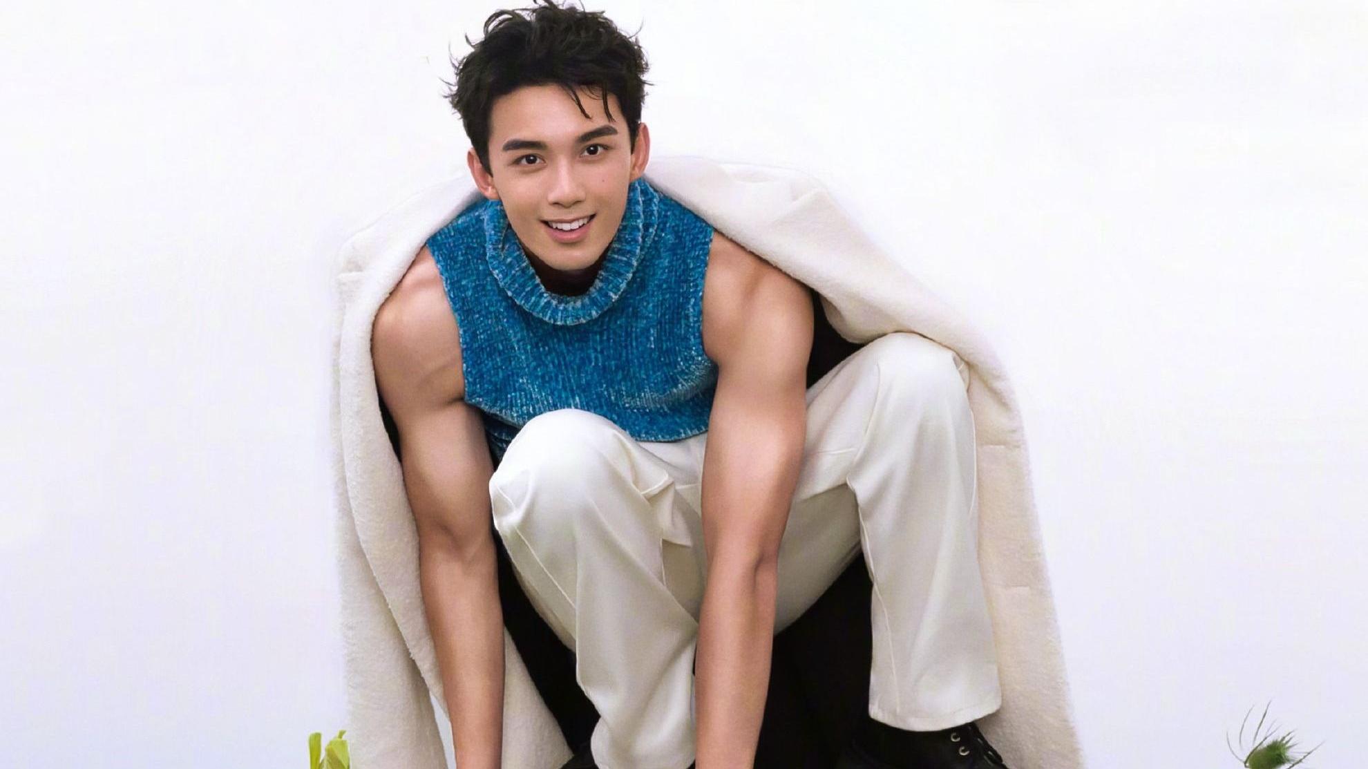 吴磊|吴磊与爱犬小北合拍写真，三石弟弟穿深V尽显好身材，氛围感十足