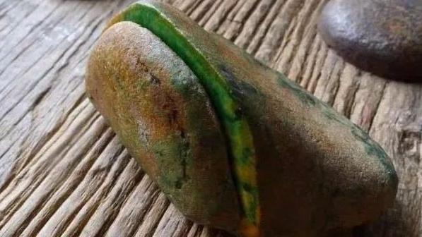 翡翠|小伙初玩翡翠赌石，一刀就切出黄夹绿翡翠，令大伙羡慕不已！