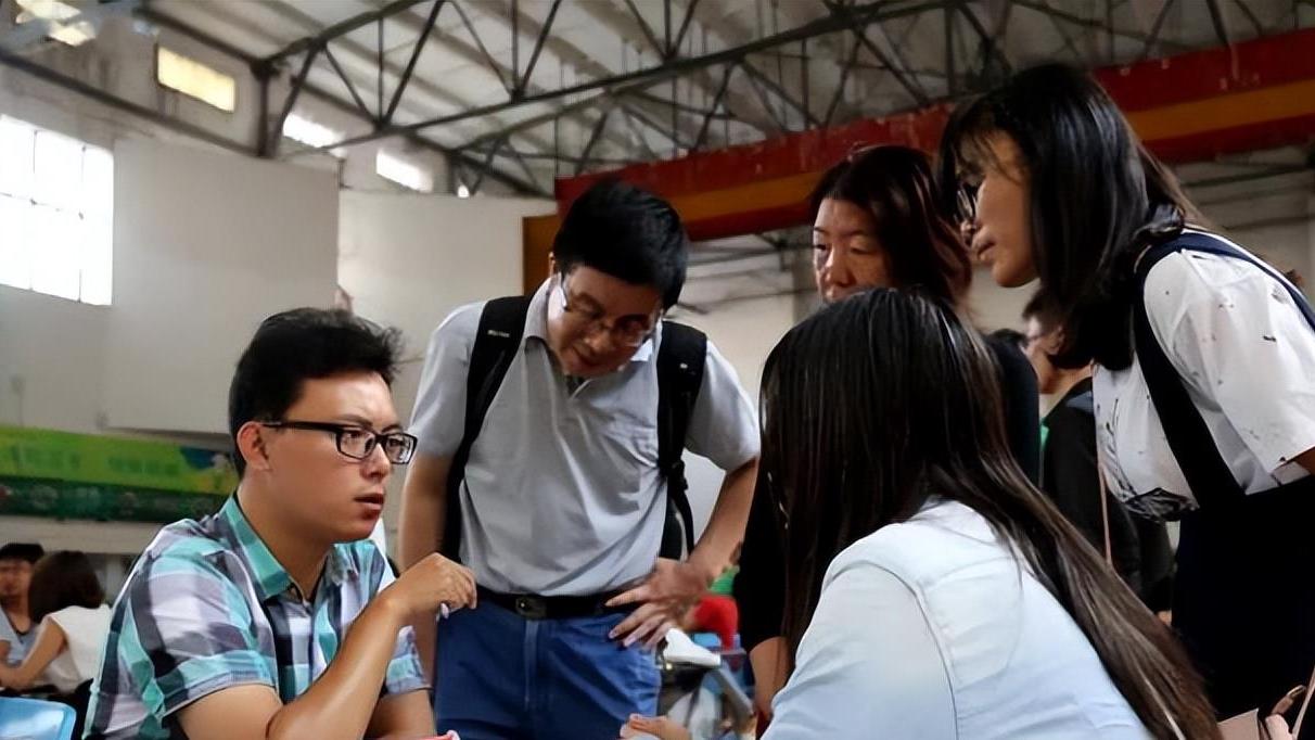 高校|大学辅导员工资单流出，真实金额让人羡慕，难怪名校研究生抢着当