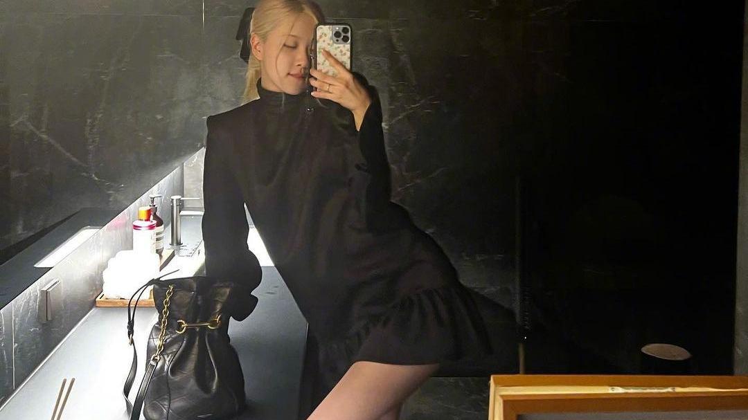 欧美明星|给粉丝发福利！ROSé朴彩英晒性感自拍，公主裙也能秀白皙漫画腿