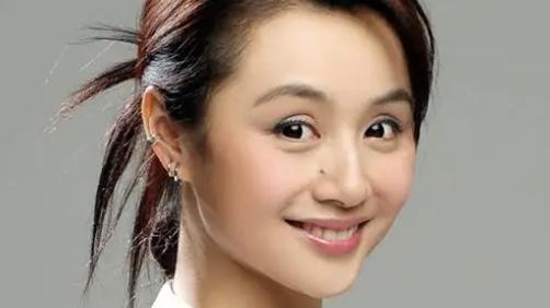 乌龙闯情关|《乌龙闯情关》21年后演员现状：主演退圈开直播，配角逆袭成大咖