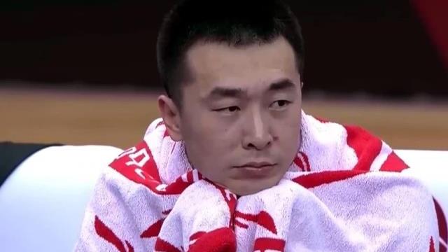 王骁辉|王骁辉被抬出场外，球迷只高兴了一会儿，真乃硬汉！