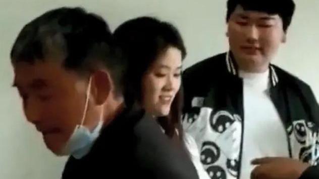 陈萌|网传陈萌已辞去学校工作，专心在家照顾朱小伟，网友：真爱