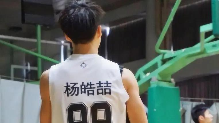 杨皓喆|曾因篮球放弃女朋友的杨皓喆被捶黑料 他为啥在同曦打不上球了？
