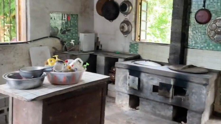 他回到乡下改造老式厨房，将脏旧石砌灶台重做橱柜，干净整洁多了