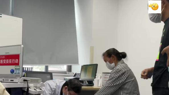 静脉曲张|57岁阿姨腿鼓大包、脚踝溃烂，「逃离」城郊 三个针孔破局