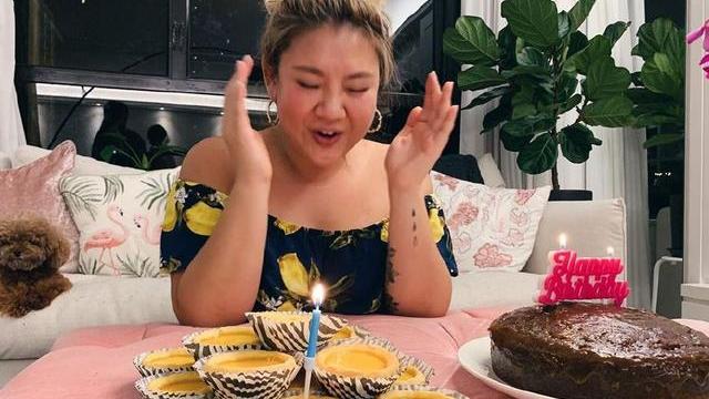 郑欣宜住着母亲留下的豪宅，但生活拮据，家里装修也只是刷白漆