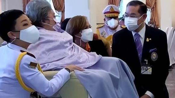 西拉米|帕公主一身戎装照顾母妃，相伴身侧罕见同框，玛哈原配白发苍苍